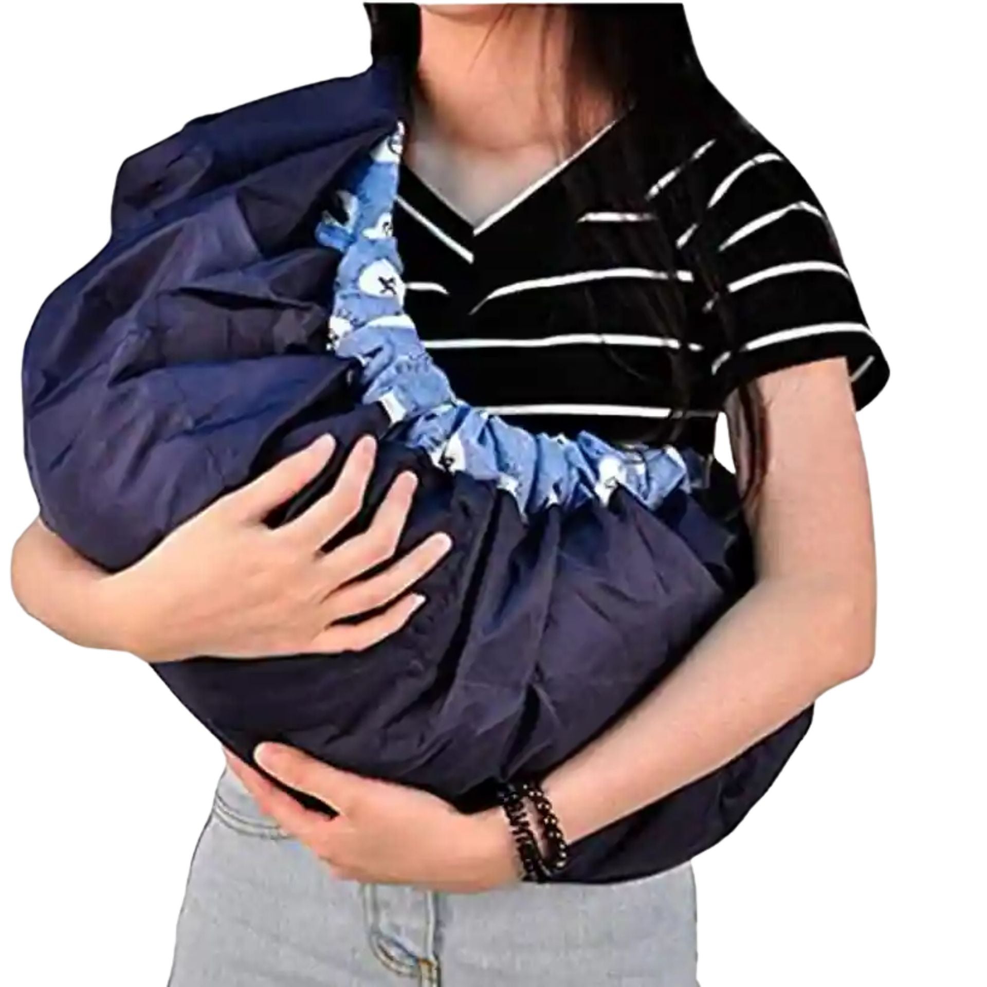 Echarpe de portage bleue portee par une maman debout, maintenant son bebe contre elle pour un moment de tendresse securise