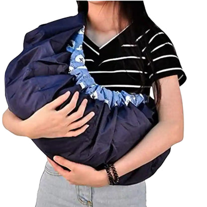 Echarpe de portage bleue portee par une maman debout, maintenant son bebe contre elle pour un moment de tendresse securise