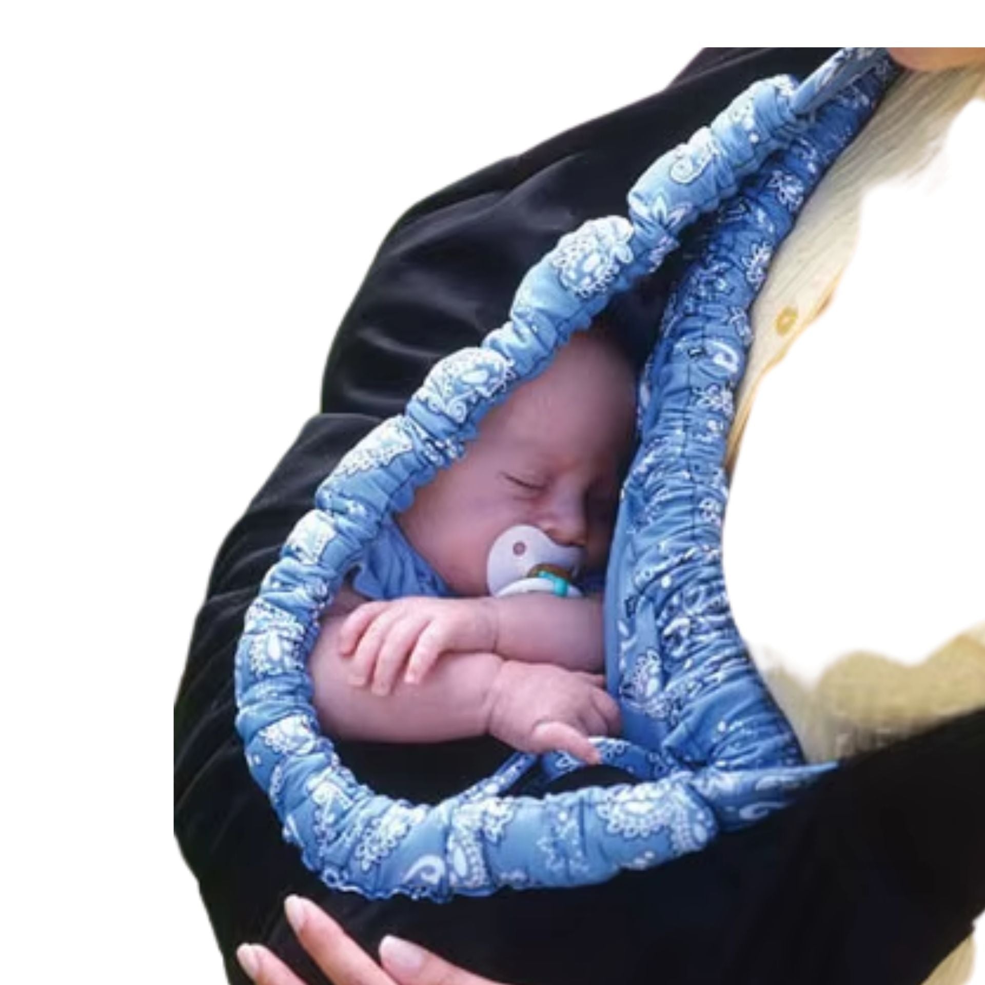Echarpe de portage bleue utilisee par une maman portant son bebe contre elle, pour un portage doux et securise