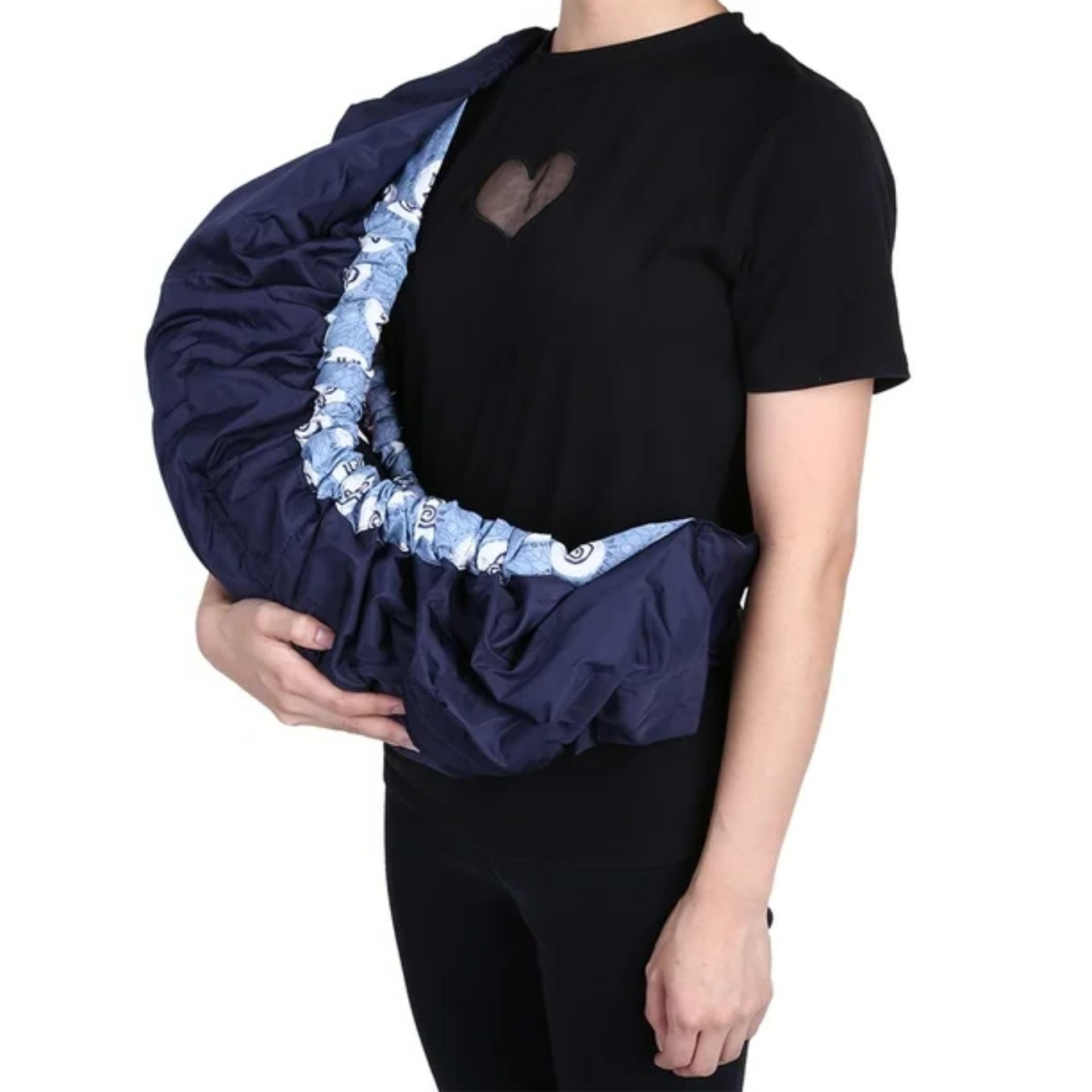 Echarpe de portage bleue portee par une maman, avec maintien ergonomique et confort pour les sorties du quotidien