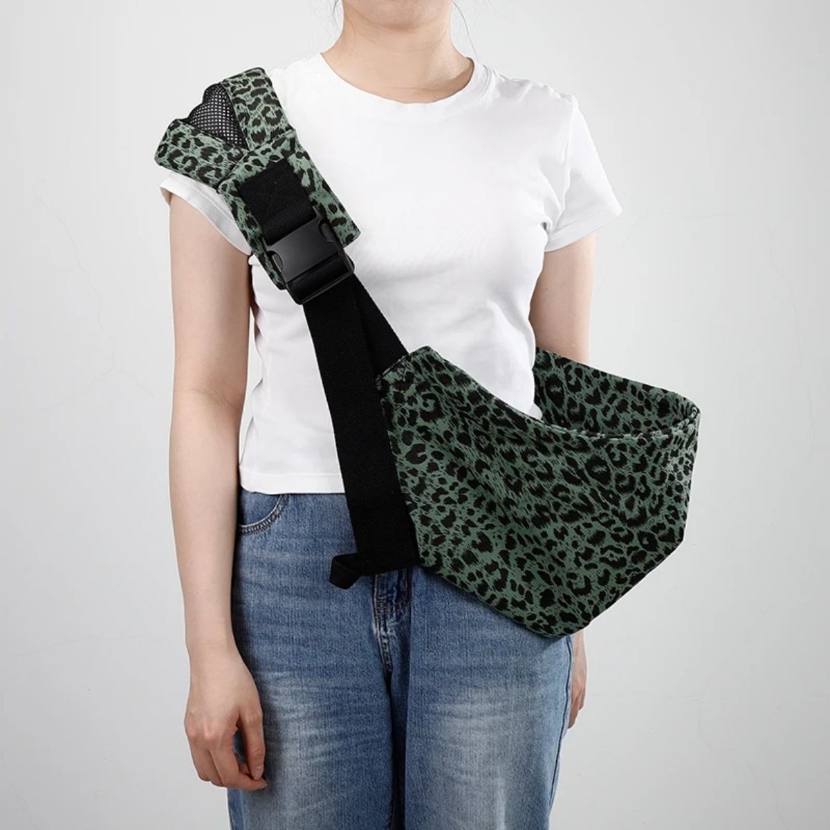 echarpe de portage olive texture vide présentée sur une épaule avant utilisation