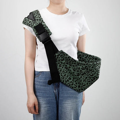 echarpe de portage olive texture vide présentée sur une épaule avant utilisation