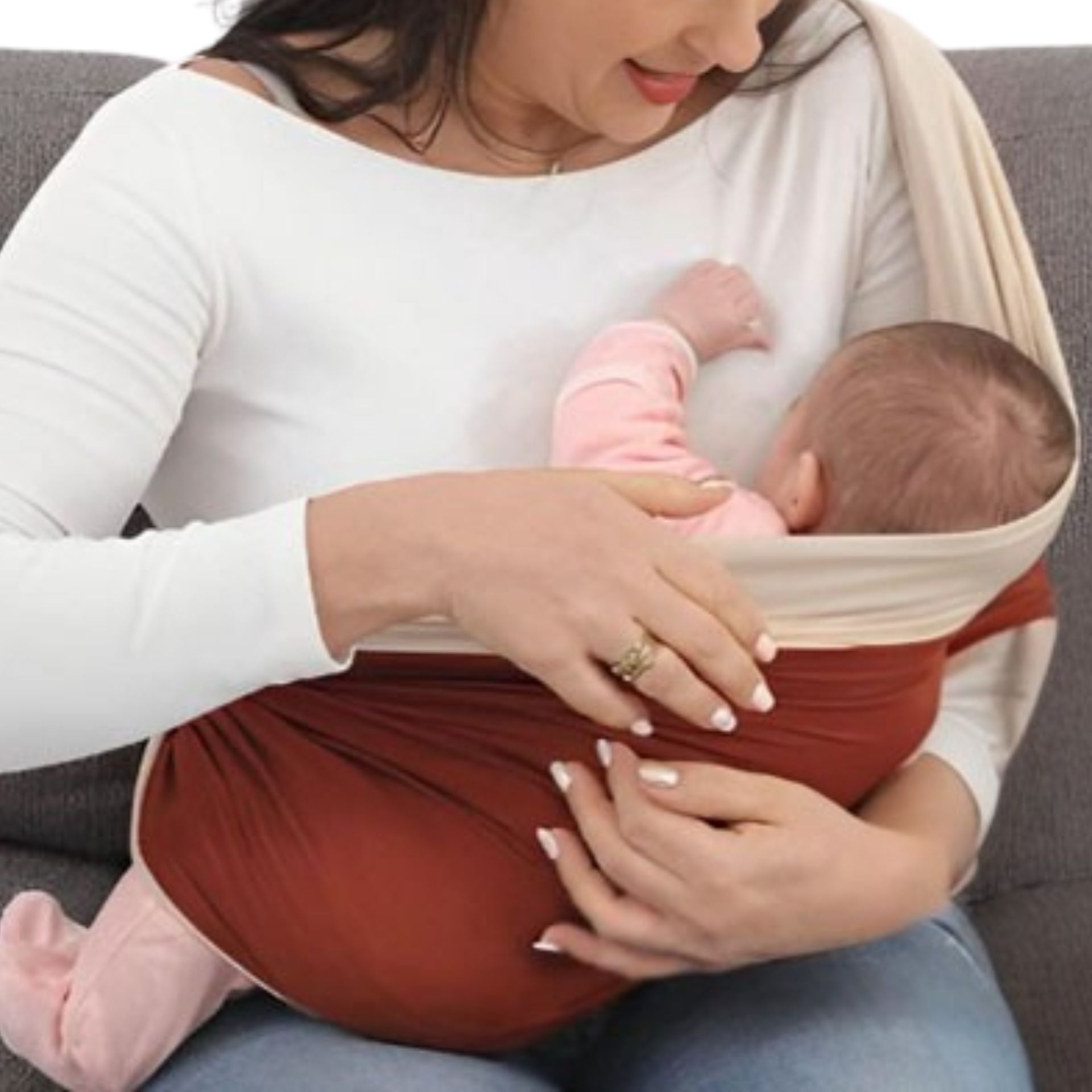 Echarpe de portage croisée en X sur le torse avec bébé bien soutenu