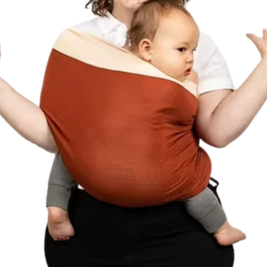Echarpe de portage en vue de face avec bébé blotti contre la poitrine du parent