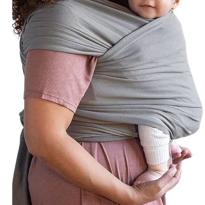 Echarpe de portage croisée sur le torse, bébé en position ventrale sécurisée