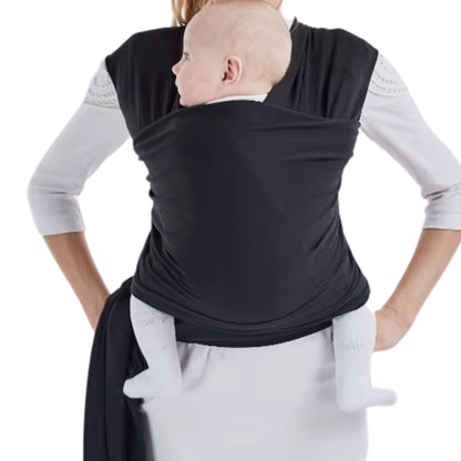 Maman portant son bébé dans une echarpe de portage babynest noir, alliant confort enveloppant et liberté de mouvement