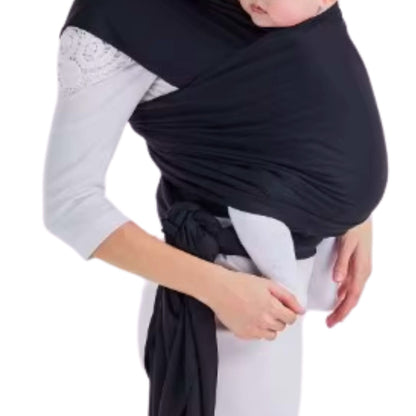Moment de tendresse : maman berce bébé dans une echarpe de portage noir ergonomique