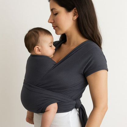 Écharpe de portage grise, bébé endormi contre maman, vue de profil