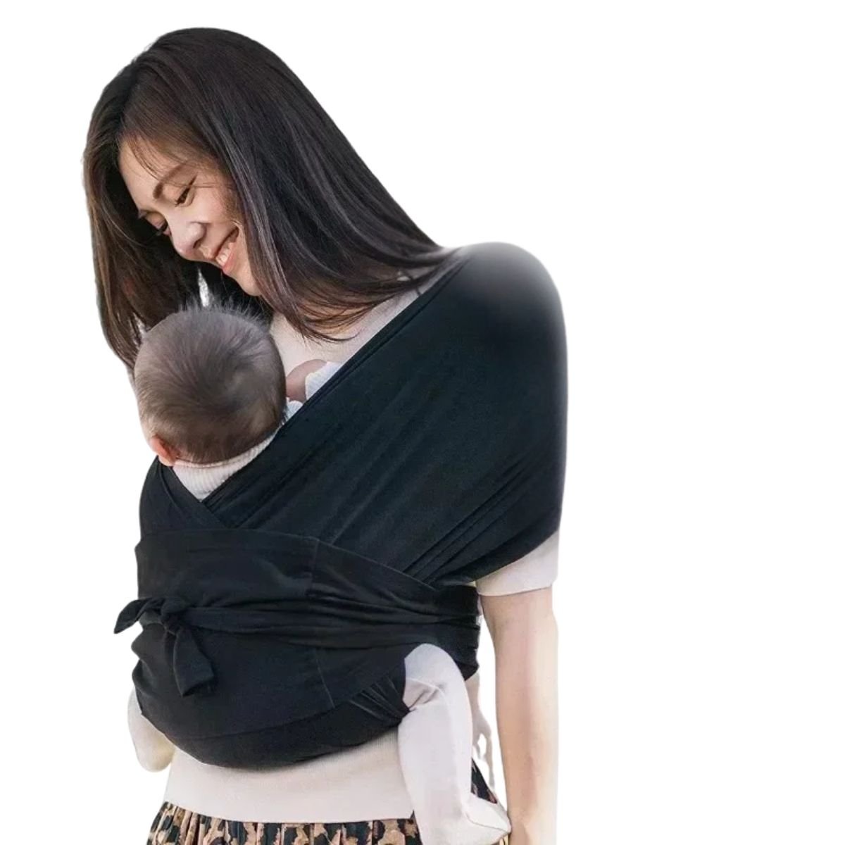 Écharpe de portage noire portée par une maman, bébé installé en face avant