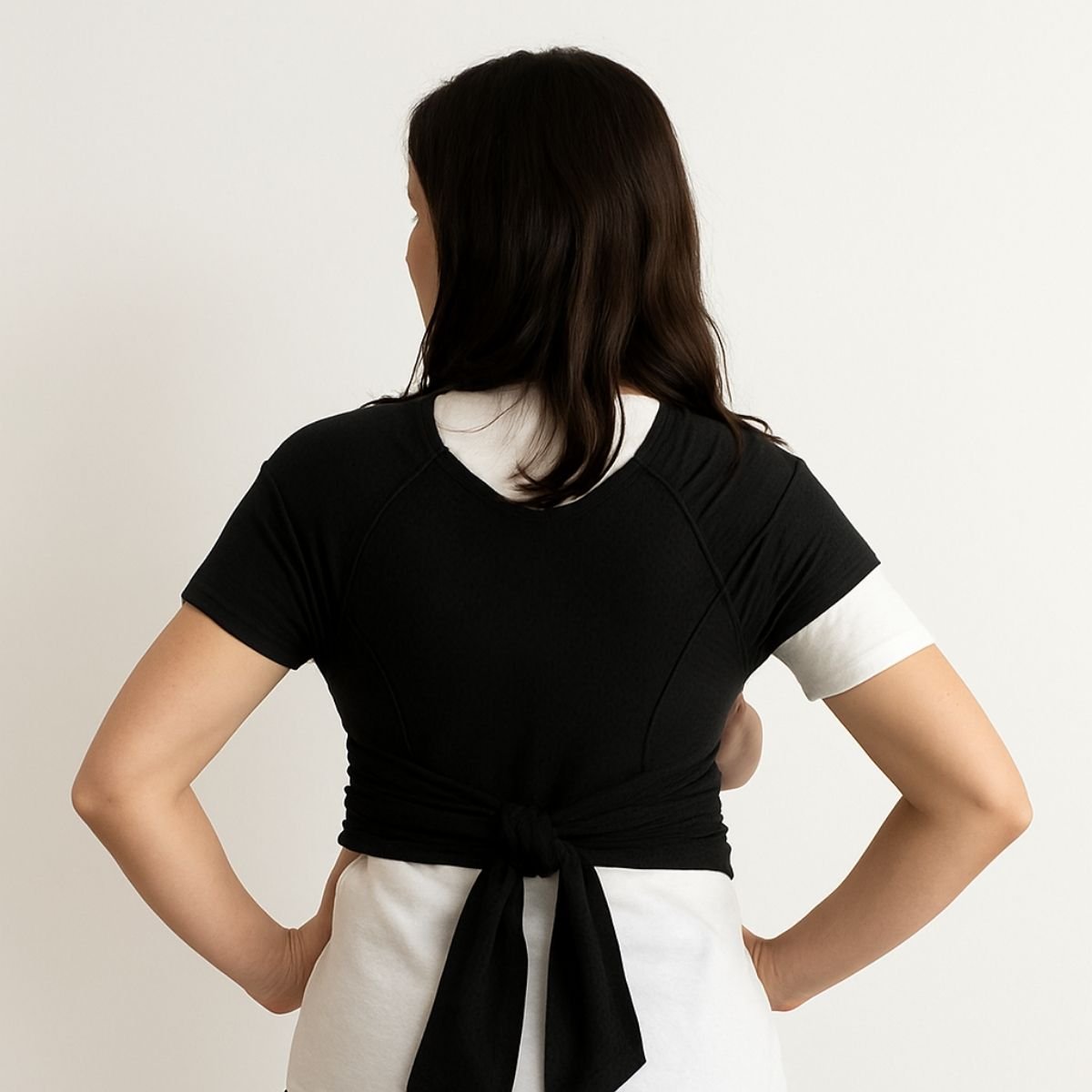 Écharpe de portage noire nouée dans le dos, vue arrière sur maman