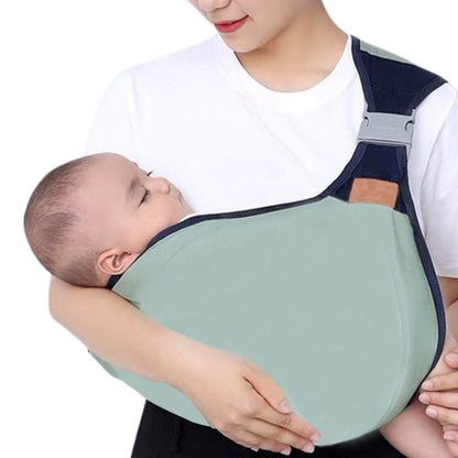 Echarpe de portage en tissu enveloppant, maman souriante tenant bébé contre sa poitrine