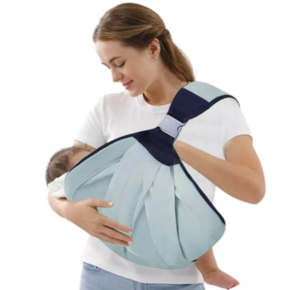 Echarpe de portage croisée sur le dos, maman souriante portant bébé confortablement