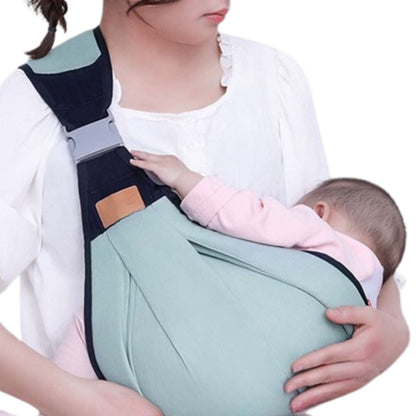 Echarpe de portage ajustée avec soin, maman souriante tenant la tête du bébé avec douceur