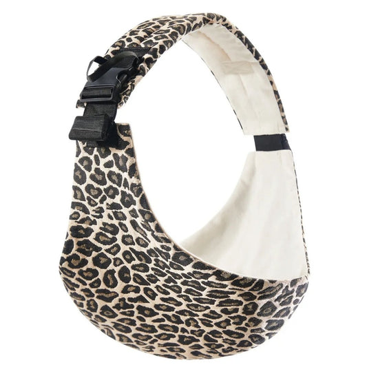 Écharpe de portage léopard sable avec intérieur clair et boucle noire, vue studio sur fond blanc.