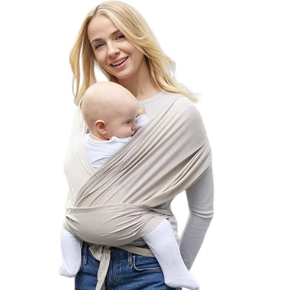 Echarpe de portage beige utilisee en position ventrale avec bebe