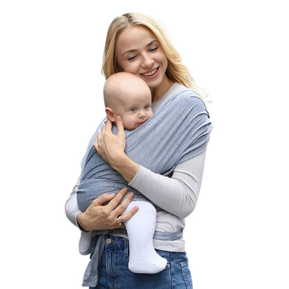 Echarpe de portage gris clair en position ventrale pour caliner bebe en securite