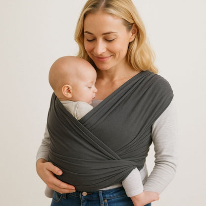 Echarpe de portage gris fonce utilisee a la maison pendant la sieste de bebe