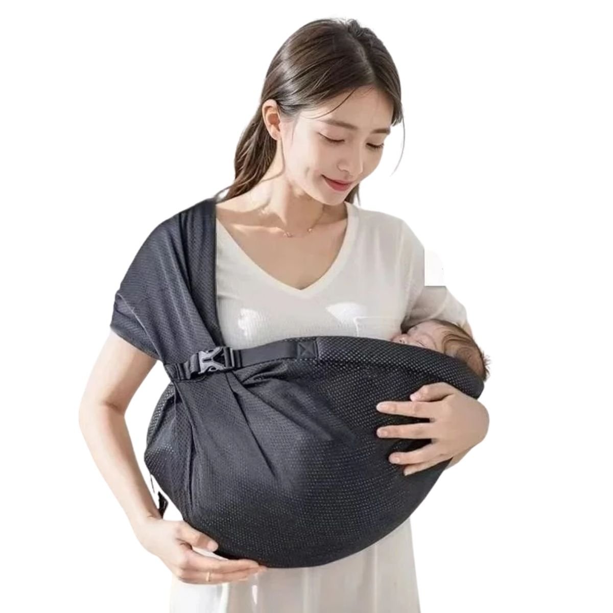 Écharpe de portage noire avec bébé endormi en position horizontale dans les bras du parent