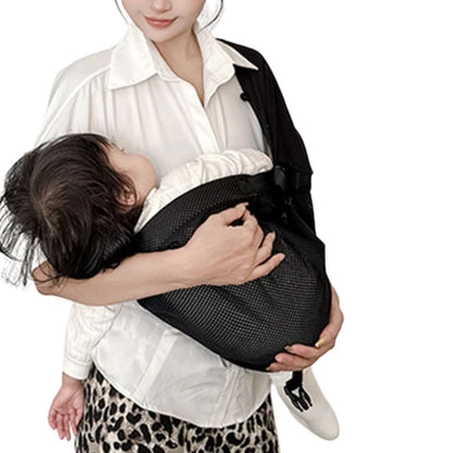 Écharpe de portage noire avec bébé endormi porté sur le côté