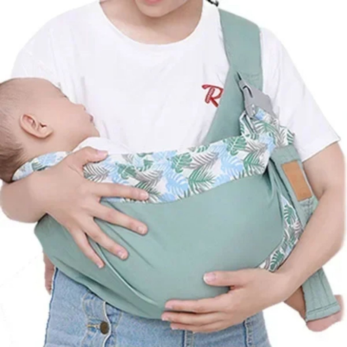 echarpe de portage vert menthe utilisée en position allaitement, bébé allongé sur le côté dans les bras de la maman