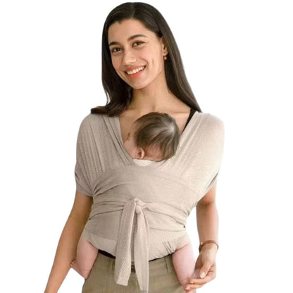 Echarpe de portage beige en position ventrale croisee avec bebe