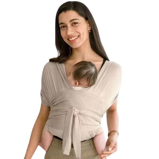 Echarpe de portage beige en position ventrale croisee avec bebe