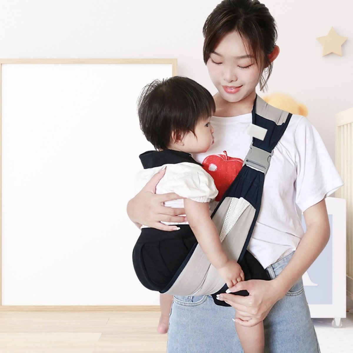 Vue de profil d’un enfant contre sa mère dans une echarpe grise avec large boucle
