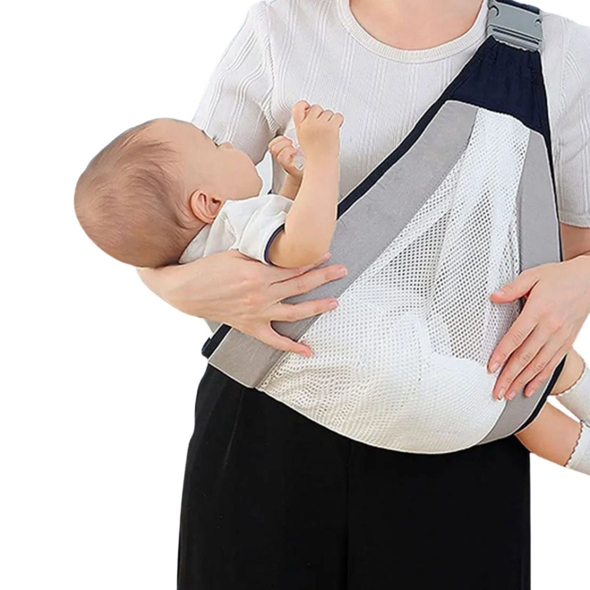 Bébé allongé dans une echarpe de portage grise avec maille blanche et sangle renforcée