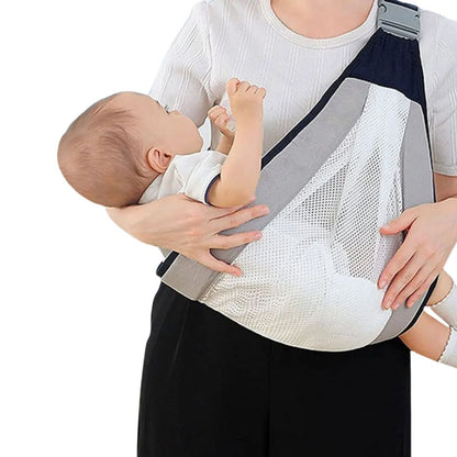 Bébé allongé dans une echarpe de portage grise avec maille blanche et sangle renforcée
