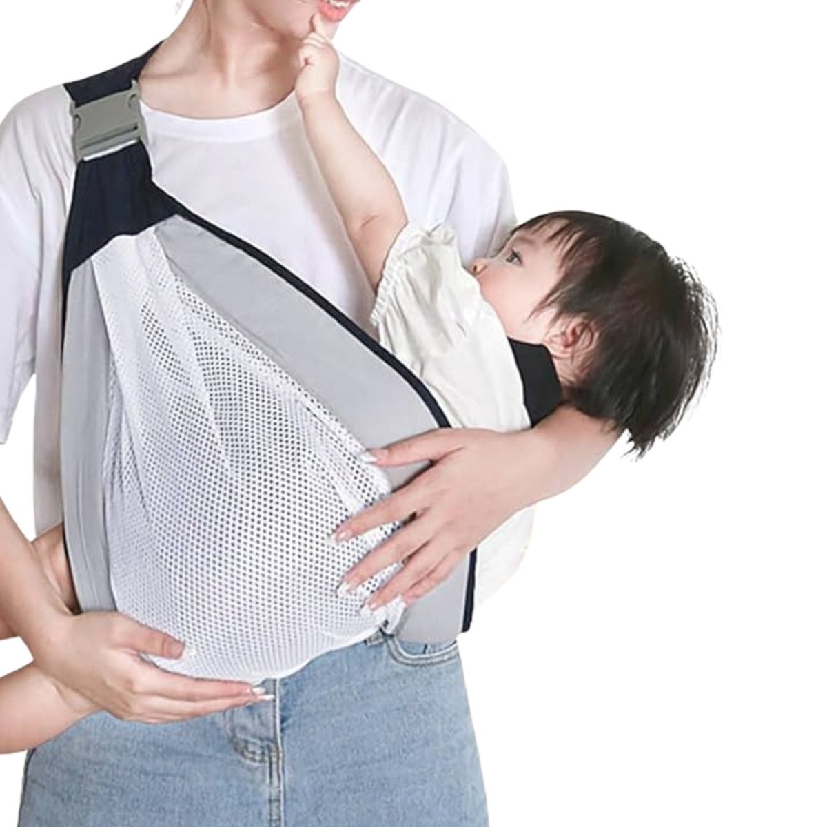 Bébé tendre tirant la joue de sa mère dans une écharpe en position face à face