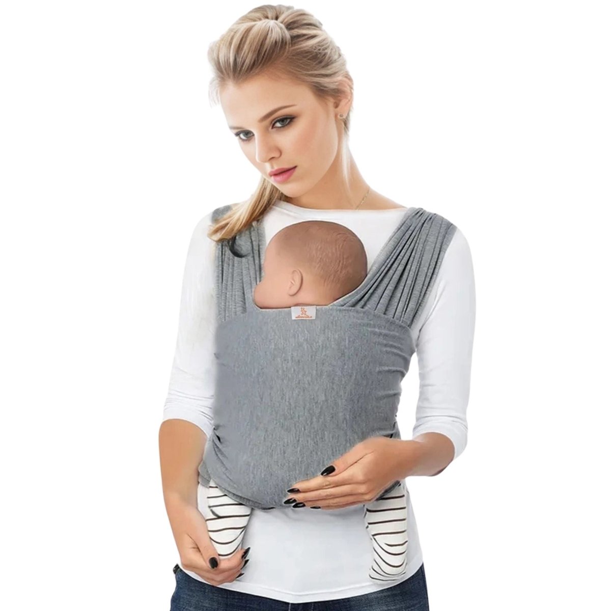 Femme debout en t-shirt blanc portant son bébé dans une echarpe de portage gris clair ajustée