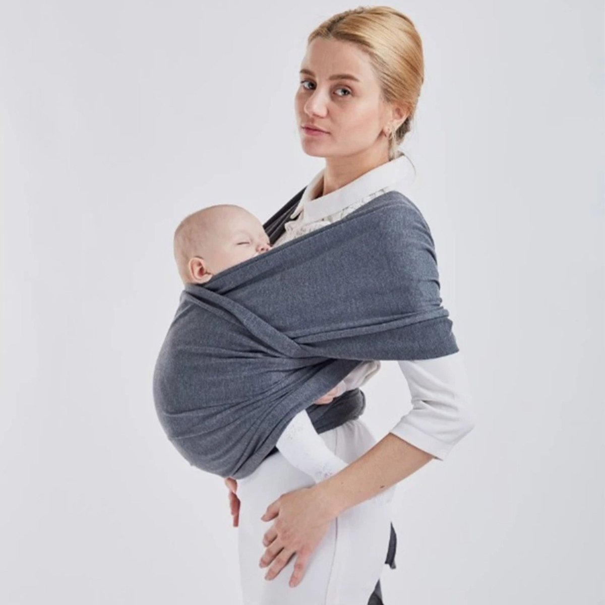 Écharpe de portage grise avec bébé endormi contre maman