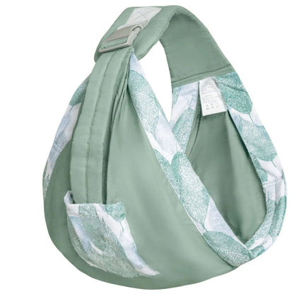 Echarpe de portage couleur Feuillage vert posée sur fond blanc, imprimé feuilles fines vert clair et poche assortie

