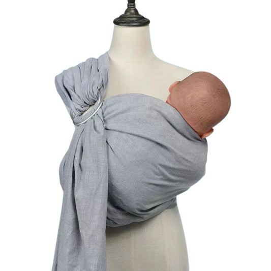 echarpe de portage sling gris clair sur mannequin avec poupee en position ventrale