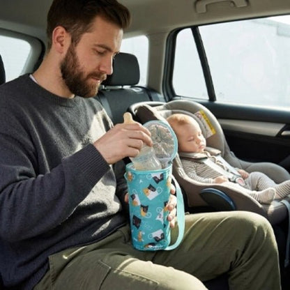Étui imprimé pour biberon bleu motif chats ouvert avec biberon lors d’un déplacement en voiture
