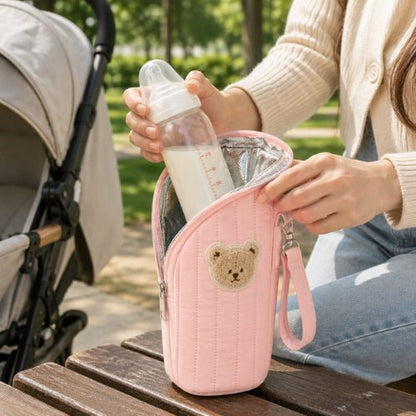 Étui matelassé pour biberon rose ouvert avec doublure aluminium et mise en place du biberon