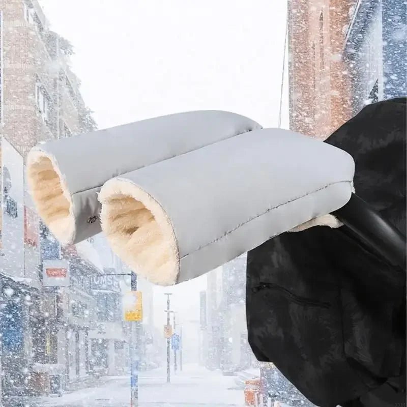 Gants de poussette gris clair avec doublure blanche épaisse, fixés au guidon sur fond de rue enneigée