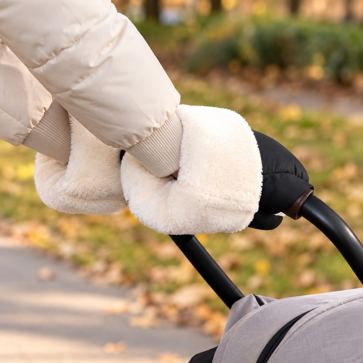 Vue rapprochée des gants de poussette noirs avec doublure blanche épaisse, utilisés sur une poussette