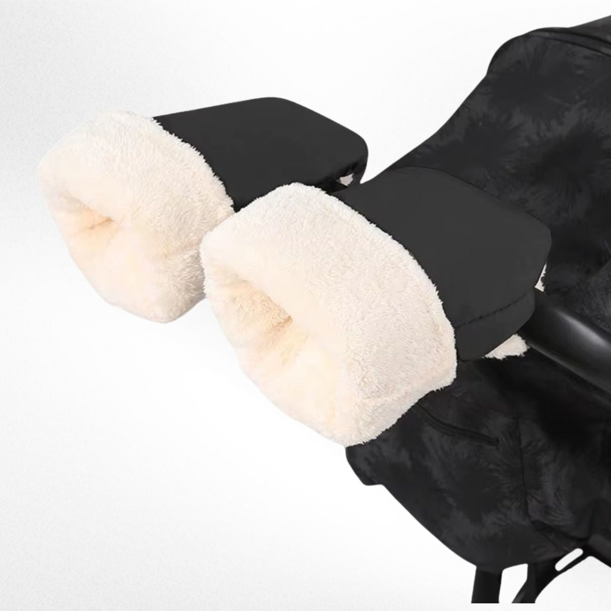 Paire de gants de poussette noirs avec ouvertures doublées de tissu blanc duveteux, fixés au guidon