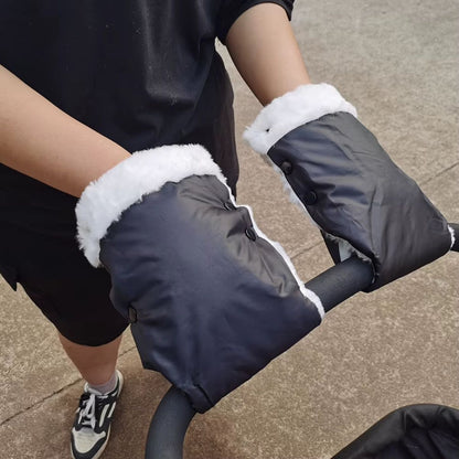 Paire de moufles de poussette noires à doublure douce et bordure pelucheuse blanche, vues de face sur le guidon