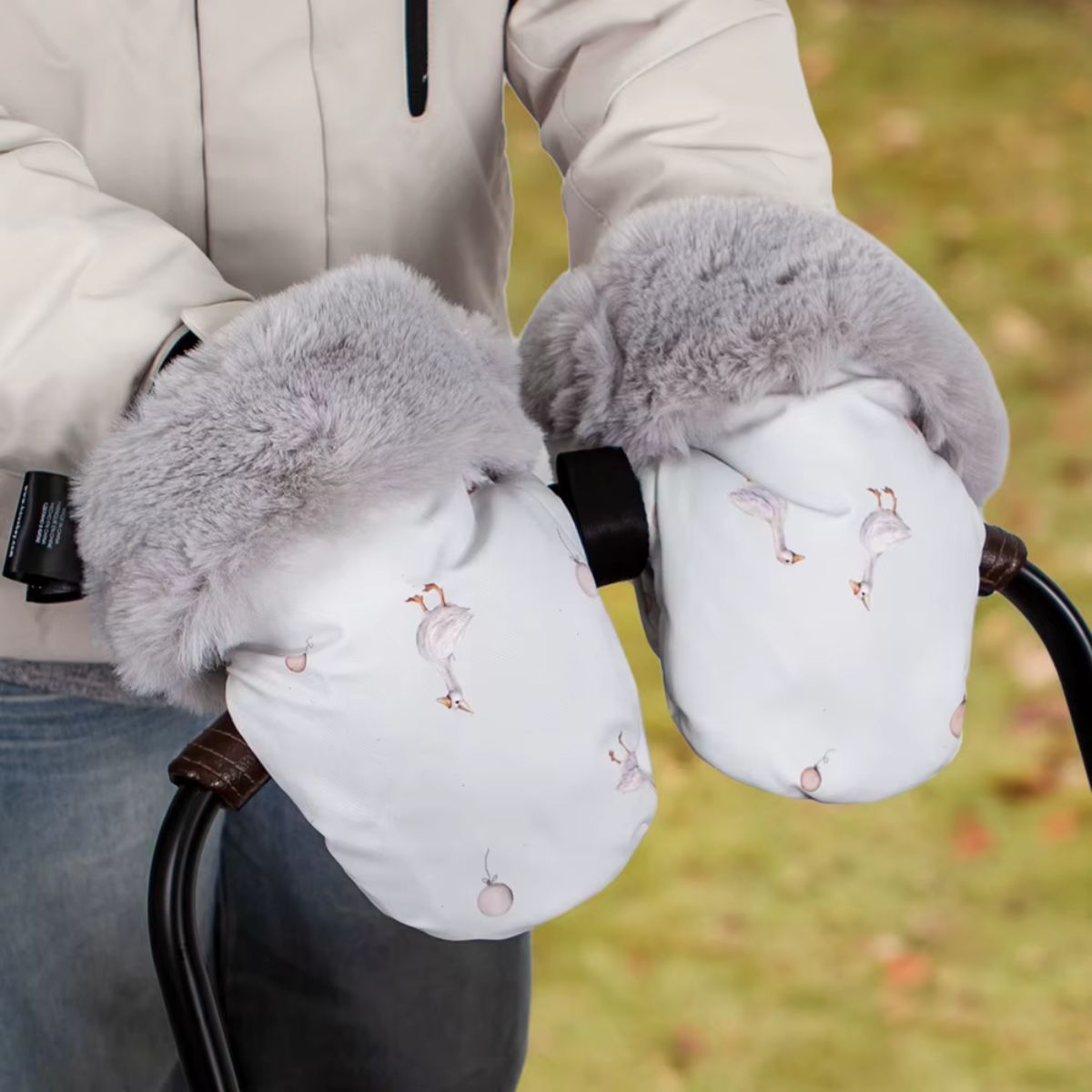 Gants de poussette blancs à motifs oiseaux avec poignets effet fourrure grise