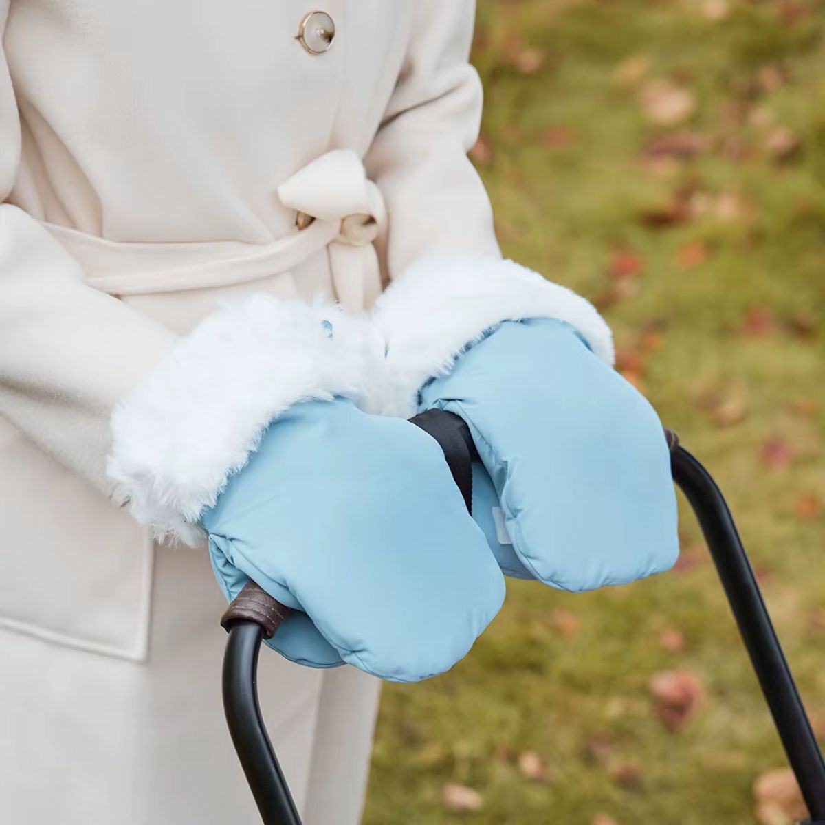 Paire de gants de poussette bleu ciel avec bordure blanche effet fourrure