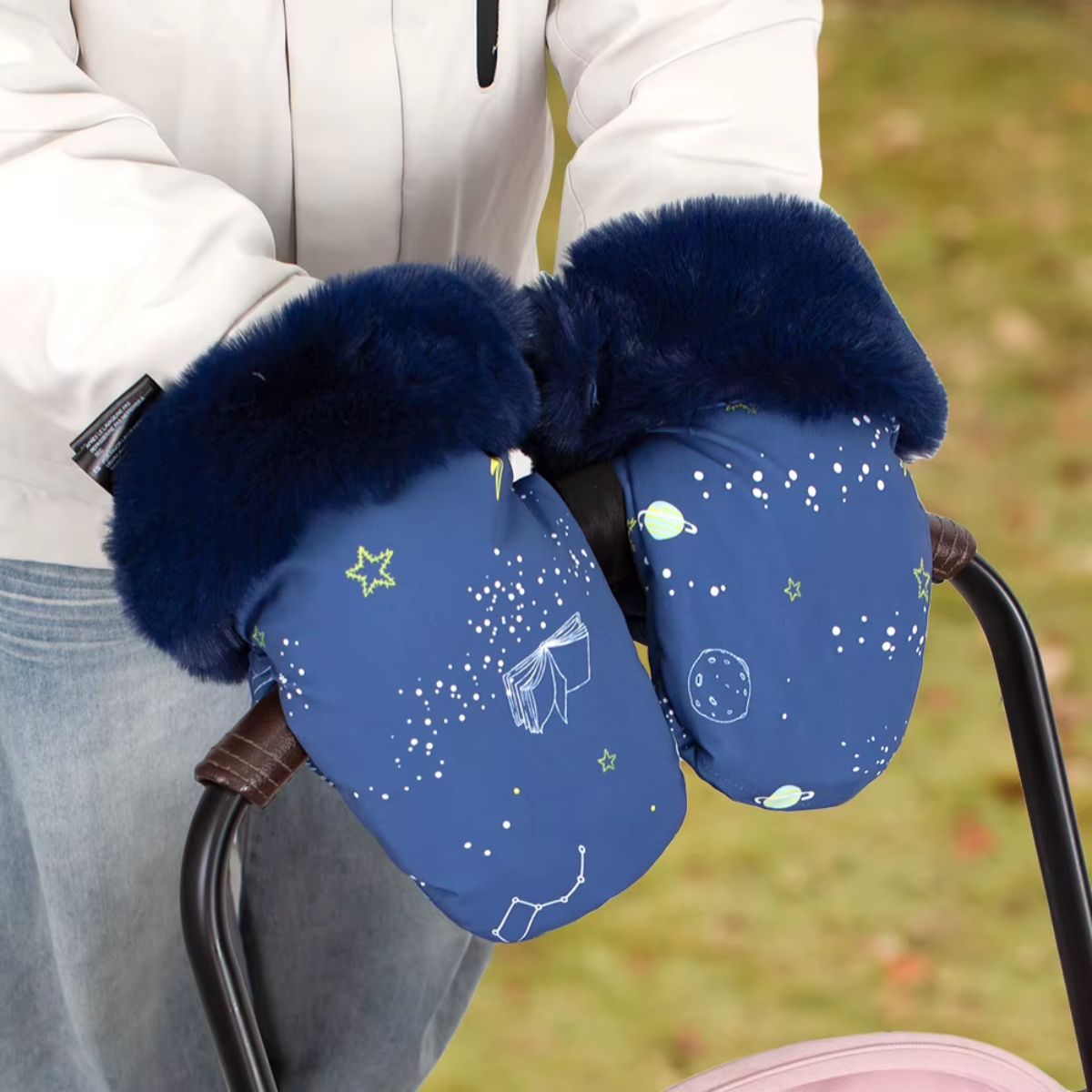 Gants de poussette bleu nuit à motifs étoiles et planètes avec bordure duveteuse