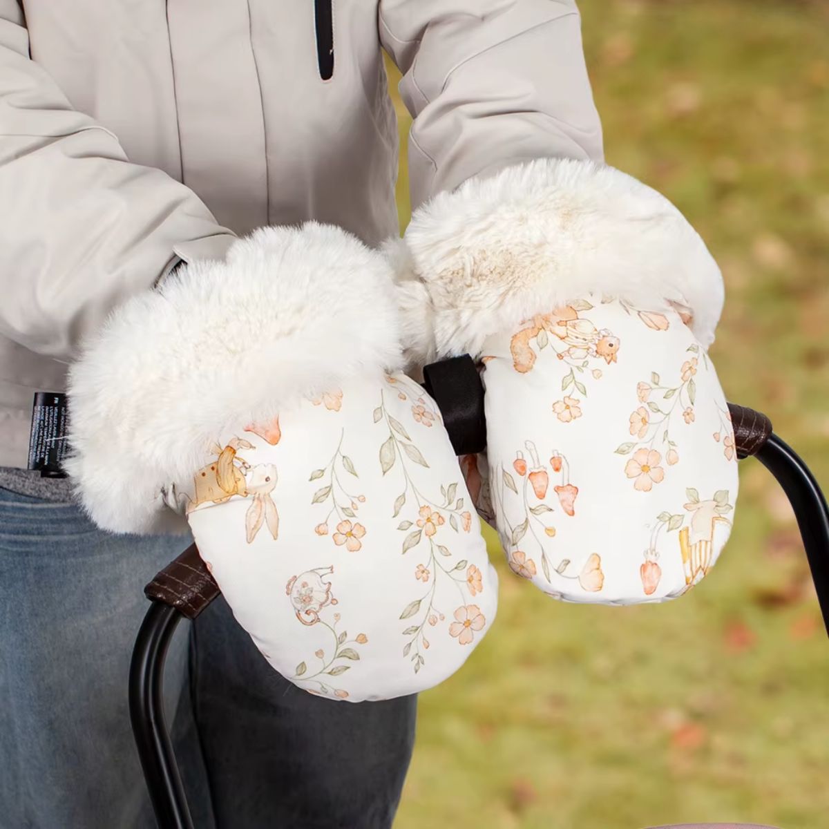 Gants de poussette effet fourrure crème à motifs lapins, fleurs et carottes