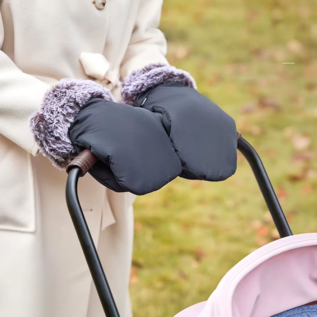 Gants de poussette effet fourrure noirs avec bordure grise, portés au guidon