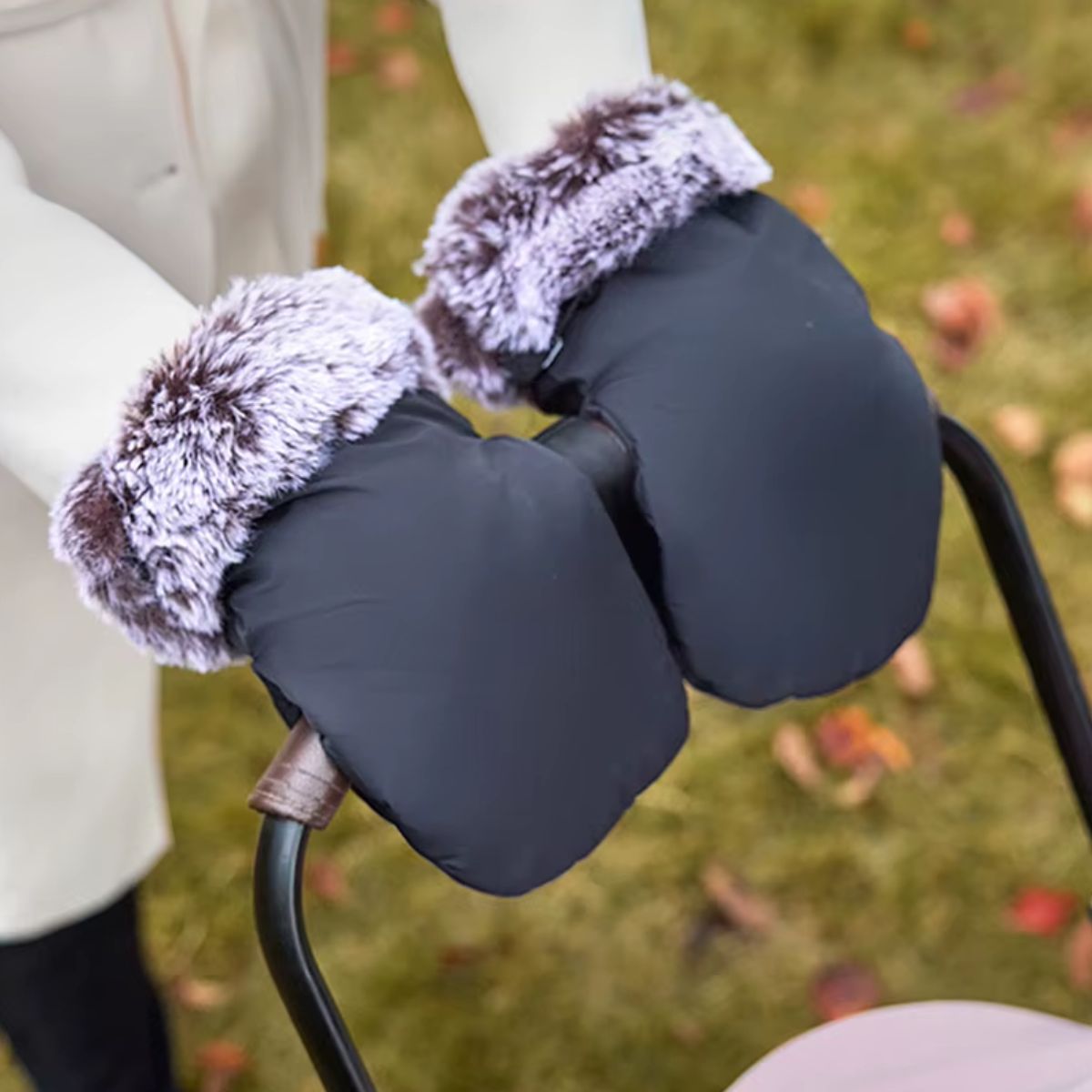Paire de gants de poussette noirs à finition effet fourrure grise, vue rapprochée