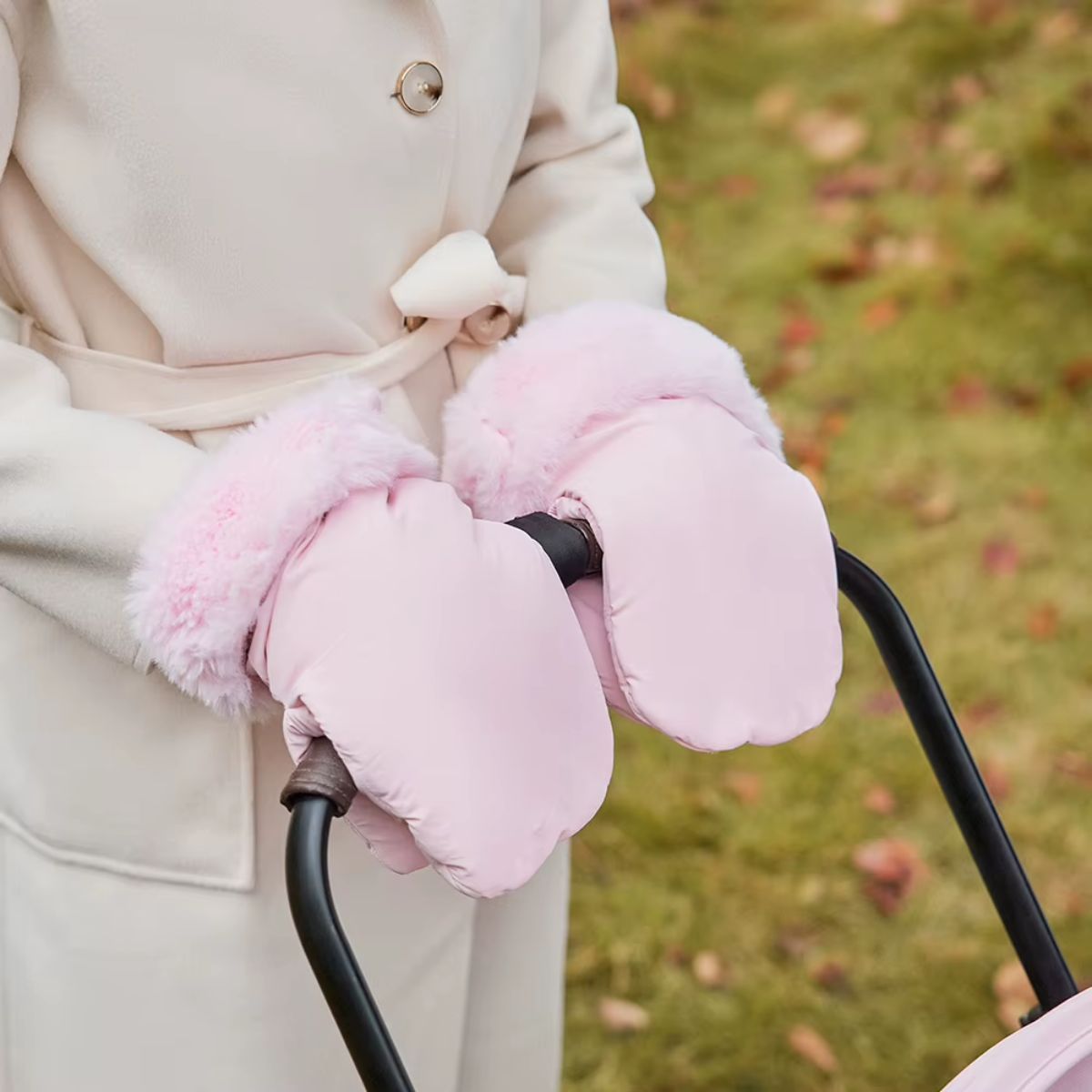 Gants de poussette effet fourrure rose poudré fixés au guidon