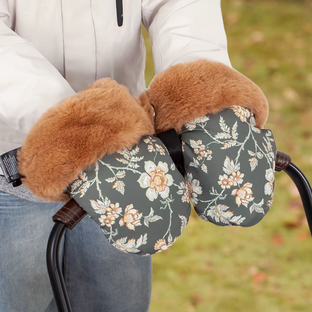 Gants de poussette vert foncé à motifs floraux avec bordure camel effet fourrure