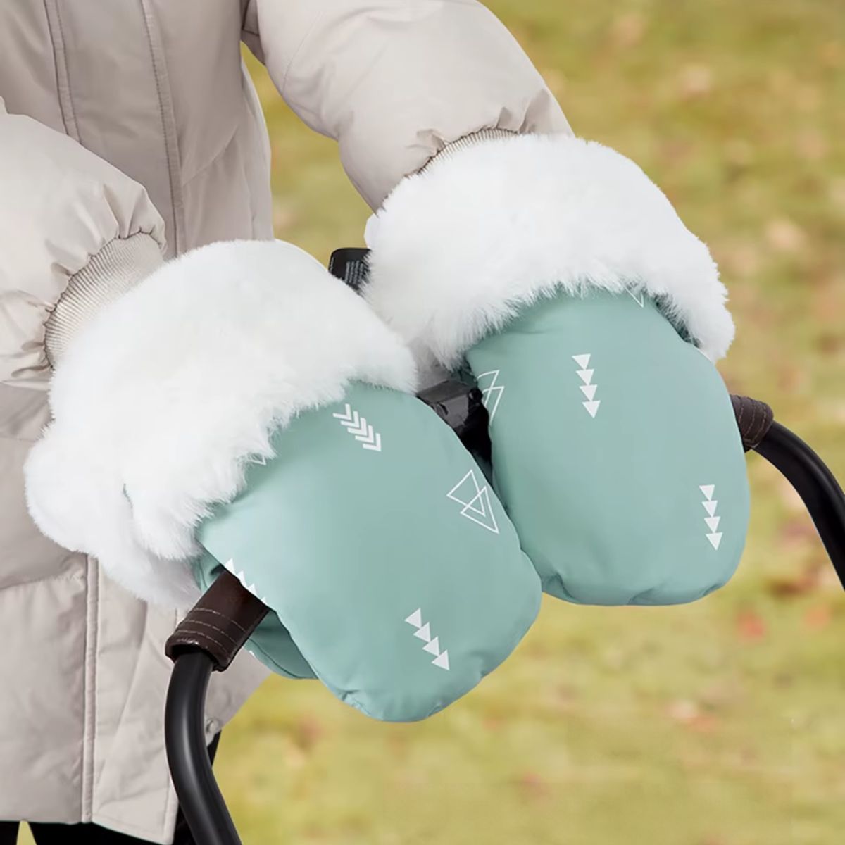 Gants de poussette vert menthe à motifs géométriques et bordure blanche effet fourrure