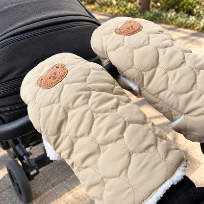 Gants de poussette matelassés kaki clair avec écusson ourson marron et doublure blanche, vue rapprochée au guidon